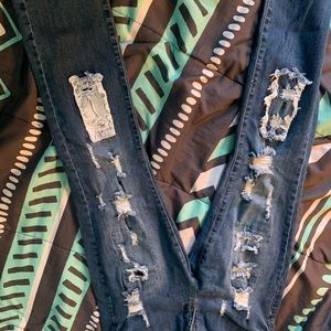 Superrrr cute ripped jeans lightly worn